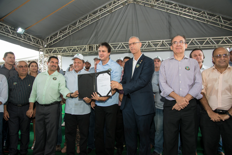 As comunidades rurais do Ceará serão beneficiadas com cinco Estações Móveis de Tratamento de Água (ETAs), entregues nesta quinta-feira (9) pelo governador Camilo Santana (PT). “A vantagem desses equipamentos é que eles podem se movimentar para qualquer região do Ceará. Algumas máquinas ficarão com a SDA, para atender o programa de cisternas de placas, e outras com a Cagece, para atender comunidades que precisam do tratamento de água. É mais um investimento importante”, afirmou o chefe do Executivo Estadual (Foto: Rodrigo Rocha) As comunidades rurais do Ceará serão beneficiadas com cinco Estações Móveis de Tratamento de Água (ETAs), entregues nesta quinta-feira (9) pelo governador Camilo Santana (PT). “A vantagem desses equipamentos é que eles podem se movimentar para qualquer região do Ceará. Algumas máquinas ficarão com a SDA, para atender o programa de cisternas de placas, e outras com a Cagece, para atender comunidades que precisam do tratamento de água. É mais um investimento importante”, afirmou o chefe do Executivo Estadual