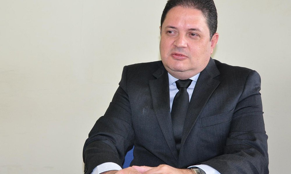Secretário da Fazenda do Estado, Paulo Antenor de Oliveira, afirmou nesta quarta-feira, 8, que o que o Tocantins vem adotando é uma política de "reciprocidade fiscal" com os estados do Maranhão e do Pará; ele acusa o Maranhão de tomar decisões que prejudicam segmentos da indústria tocantinense, gerando fechamento de empresas e diminuição de empregos; sobre a decisão do hipermercado Mateus, de fechar sua unidade de Palmas, Paulo Antenor afirmou: "Uma empresa que tem sede no Maranhão, para operar no Tocantins, vai ter as mesmas condições que uma empresa do Tocantins que vai operar no Maranhão. Não estamos colocando nenhuma dificuldade extra para uma empresa específica, eu estou tratando aqui de um assunto global. Nós não trabalhamos aqui gostando ou deixando de gostar de empresas" (Foto: Aquiles Lins) Secretário da Fazenda do Estado, Paulo Antenor de Oliveira, afirmou nesta quarta-feira, 8, que o que o Tocantins vem adotando é uma política de "reciprocidade fiscal" com os estados do Maranhão e do Pará; ele acusa o Maranhão de tomar decisões que prejudicam segmentos da indústria tocantinense, gerando fechamento de empresas e diminuição de empregos; sobre a decisão do hipermercado Mateus, de fechar sua unidade de Palmas, Paulo Antenor afirmou: "Uma empresa que tem sede no Maranhão, para operar no Tocantins, vai ter as mesmas condições que uma empresa do Tocantins que vai operar no Maranhão. Não estamos colocando nenhuma dificuldade extra para uma empresa específica, eu estou tratando aqui de um assunto global. Nós não trabalhamos aqui gostando ou deixando de gostar de empresas"