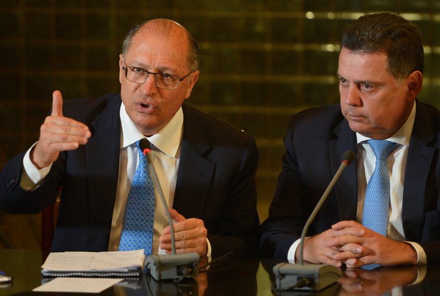 Governador paulista telefonou nesta quarta-feira 8 para o colega tucano de Goiás, Marconi Perillo, informando-lhe que vai interromper no STF a tramitação da ADI 2441, medida que questiona incentivos fiscais concedidos pelo governo goiano, com repercussões sobre todos os programas de atração de investimentos de estados do Norte, Nordeste e Centro-Oeste; a chamada guerra fiscal tem provocado o êxodo de empresas e indústrias do eixo Sudeste-Sul, impactando o emprego e a arrecadação de tributos; a ambição eleitoral de Alckmin, que não quer ficar mal com a população dos estados ao norte, falou mais alto (Foto: Gisele Federicce) Governador paulista telefonou nesta quarta-feira 8 para o colega tucano de Goiás, Marconi Perillo, informando-lhe que vai interromper no STF a tramitação da ADI 2441, medida que questiona incentivos fiscais concedidos pelo governo goiano, com repercussões sobre todos os programas de atração de investimentos de estados do Norte, Nordeste e Centro-Oeste; a chamada guerra fiscal tem provocado o êxodo de empresas e indústrias do eixo Sudeste-Sul, impactando o emprego e a arrecadação de tributos; a ambição eleitoral de Alckmin, que não quer ficar mal com a população dos estados ao norte, falou mais alto