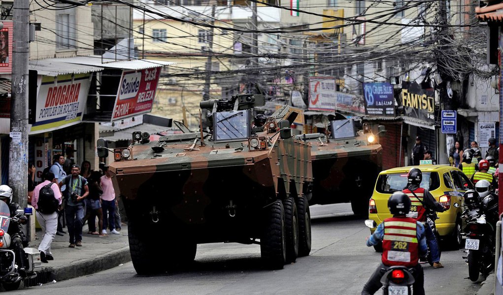 Jornalista Fernando Brito comenta a informação de que o governo de Michel Temer gasta 158% a mais com propaganda da ação militar no Rio do que com tropas; R$ 1,55 milhão foram destinados às operações e custeio da presença dos agentes da Aeronáutica, Exército e Marinha; e R$ 4 milhões "na divulgação da ação, batizada de O Rio quer Segurança e Paz"; "É o programa 'Minha Bala, Minha Vida' a todo vapor", diz Brito (Foto: Aquiles Lins) Jornalista Fernando Brito comenta a informação de que o governo de Michel Temer gasta 158% a mais com propaganda da ação militar no Rio do que com tropas; R$ 1,55 milhão foram destinados às operações e custeio da presença dos agentes da Aeronáutica, Exército e Marinha; e R$ 4 milhões "na divulgação da ação, batizada de O Rio quer Segurança e Paz"; "É o programa 'Minha Bala, Minha Vida' a todo vapor", diz Brito