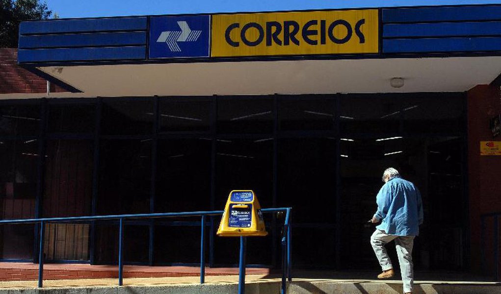 Ministério da Fazenda autorizou, pela segunda vez este ano, o aumento das tarifas cobradas pelos Correios; reajuste "sob forma de recomposição" das tarifas dos serviços postais e telégraficos nacionais e internacionais será feito em duas parcelas: a primeira de 6,121% será por prazo indeterminado e a segunda, de 4,094% vai vigorar por 64 meses; em abril, o Ministério da Fazenda havia autorizado aumento de 7,485% nas tarifas dos serviços postais e telegráficos prestados pelos Correios (Foto: Paulo Emílio) Ministério da Fazenda autorizou, pela segunda vez este ano, o aumento das tarifas cobradas pelos Correios; reajuste "sob forma de recomposição" das tarifas dos serviços postais e telégraficos nacionais e internacionais será feito em duas parcelas: a primeira de 6,121% será por prazo indeterminado e a segunda, de 4,094% vai vigorar por 64 meses; em abril, o Ministério da Fazenda havia autorizado aumento de 7,485% nas tarifas dos serviços postais e telegráficos prestados pelos Correios