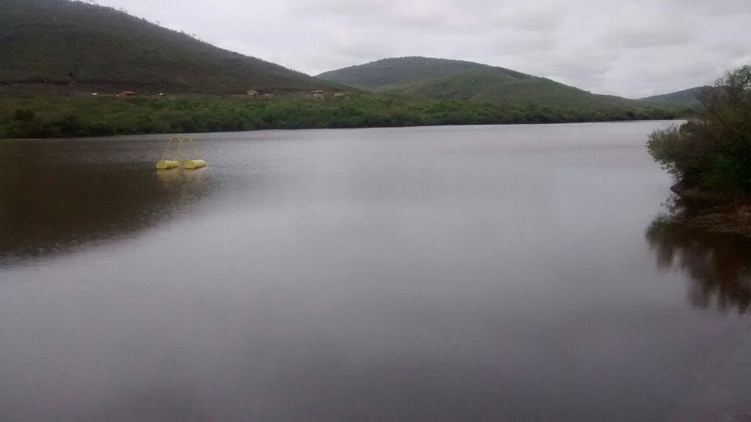 Após denúncia do Ministério Público do Estado da Bahia (MPE) de vazamento de resíduos de mineração em um dos mananciais de Jacobina, no interior do estado, a Empresa Baiana de Águas e Saneamento (Embasa) começa nesta quinta-feira a colher amostras no Rio Itapicuruzinho para avaliar a qualidade da água; a Embasa recebeu a recomendação do MPE para suspender o fornecimento de água de mananciais afetados pela mineração; a Jacobina Mineração e Comércio nega qualquer vazamento (Foto: Romulo Faro) Após denúncia do Ministério Público do Estado da Bahia (MPE) de vazamento de resíduos de mineração em um dos mananciais de Jacobina, no interior do estado, a Empresa Baiana de Águas e Saneamento (Embasa) começa nesta quinta-feira a colher amostras no Rio Itapicuruzinho para avaliar a qualidade da água; a Embasa recebeu a recomendação do MPE para suspender o fornecimento de água de mananciais afetados pela mineração; a Jacobina Mineração e Comércio nega qualquer vazamento