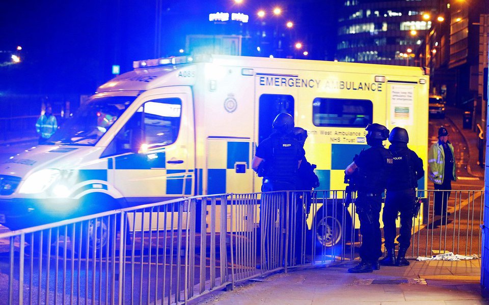 A polícia britânica informou nesta terça-feira que prendeu um homem de 23 anos por suspeita de ligação com o ataque suicida em Manchester que matou 22 duas pessoas e deixou dezenas de feridos em um show da cantora norte-americana Ariana Grande; polícia realizou buscas em casas na cidade de Manchester em busca de possíveis cúmplices; primeira-ministra britânica, Theresa May, disse que o ataque suicida foi um ato doentio dirigido a crianças e jovens (Foto: Gisele Federicce) A polícia britânica informou nesta terça-feira que prendeu um homem de 23 anos por suspeita de ligação com o ataque suicida em Manchester que matou 22 duas pessoas e deixou dezenas de feridos em um show da cantora norte-americana Ariana Grande; polícia realizou buscas em casas na cidade de Manchester em busca de possíveis cúmplices; primeira-ministra britânica, Theresa May, disse que o ataque suicida foi um ato doentio dirigido a crianças e jovens