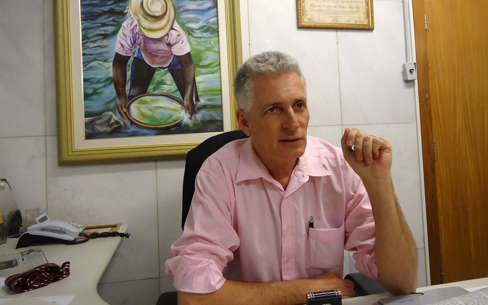 O deputado estadual Rogério Correia (PT) afirmou que a crise entre o senador Aécio Neves (PSDB-MG) e o STF "é responsabilidade do Senado golpista que não o cassou por pedir e receber propina"; "Protegeu o corrupto para que ajudasse a salvar Temer", disse; de acordo com o parlamentar, "não podemos aliar com estes senadores e criticar esta decisão da Justiça"; o petista afirmou que, "se o Senado não agiu como deveria, a Justiça precisa ser feita"
(Foto: Leonardo Lucena) O deputado estadual Rogério Correia (PT) afirmou que a crise entre o senador Aécio Neves (PSDB-MG) e o STF "é responsabilidade do Senado golpista que não o cassou por pedir e receber propina"; "Protegeu o corrupto para que ajudasse a salvar Temer", disse; de acordo com o parlamentar, "não podemos aliar com estes senadores e criticar esta decisão da Justiça"; o petista afirmou que, "se o Senado não agiu como deveria, a Justiça precisa ser feita"
