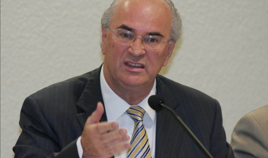O advogado Roberto Teixeira, que representa o ex-presidente Lula, afirma que os depoimentos colhidos hoje pelo juiz Sergio Moro "deixam patente que prestei tão somente assessoria jurídica no processo de aquisição do imóvel da Rua Haberbeck Brandão, 178, Vila Clementino (SP)", a fim de "solucionar intrincados problemas jurídicos que envolviam o citado imóvel e dificultavam sua venda"; "O exercício da advocacia não é crime, ao contrário do que tentam fazer crer certos membros da Operação Lava Jato", defende-se Teixeira em nota (Foto: Gisele Federicce) O advogado Roberto Teixeira, que representa o ex-presidente Lula, afirma que os depoimentos colhidos hoje pelo juiz Sergio Moro "deixam patente que prestei tão somente assessoria jurídica no processo de aquisição do imóvel da Rua Haberbeck Brandão, 178, Vila Clementino (SP)", a fim de "solucionar intrincados problemas jurídicos que envolviam o citado imóvel e dificultavam sua venda"; "O exercício da advocacia não é crime, ao contrário do que tentam fazer crer certos membros da Operação Lava Jato", defende-se Teixeira em nota