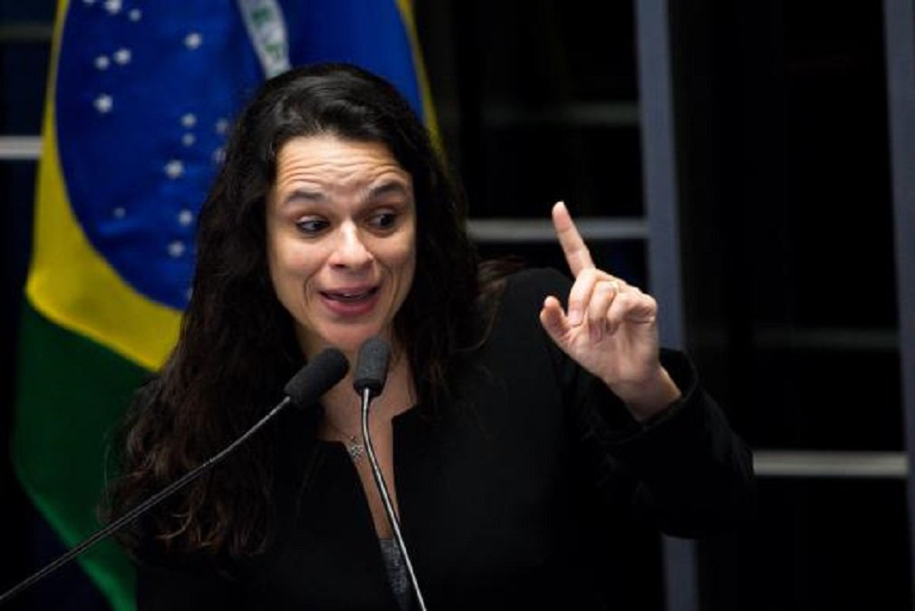 A advogada Janaína Paschoal, uma das principais articuladoras do golpe contra presidente deposta Dilma Rousseff, se manifestou nesta quinta-feira sobre a defesa de Fernando Henrique Cardoso por antecipação de eleições gerais no País. Janaína, no Twitter, mostrou acreditar que FHC está unido com Lula; "Não estou no Sul, só recomendei o strudel com natas para quem está! Viram FHC trabalhando por Lula de novo? Depois dizem que são inimigos!", escreveu a professora de Direito (Foto: José Barbacena) A advogada Janaína Paschoal, uma das principais articuladoras do golpe contra presidente deposta Dilma Rousseff, se manifestou nesta quinta-feira sobre a defesa de Fernando Henrique Cardoso por antecipação de eleições gerais no País. Janaína, no Twitter, mostrou acreditar que FHC está unido com Lula; "Não estou no Sul, só recomendei o strudel com natas para quem está! Viram FHC trabalhando por Lula de novo? Depois dizem que são inimigos!", escreveu a professora de Direito