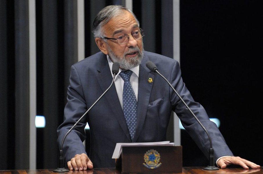 Senador João Capiberibe (PSB-AP) acredita que Temer ainda pode renunciar daqui a mais alguns dias e que está aguardando o momento certo para renunciar. Em todo o caso, para Capiberibe, os dias da presidência de Michel Temer estão contados; "Eu não acredito que o presidente consiga passar além da próxima semana sem renúncia", declarou; "Eu tenho certeza que esse processo seria muito rápido até porque os partidos da base de Temer estão desembarcando do governo" (Foto: Aquiles Lins) Senador João Capiberibe (PSB-AP) acredita que Temer ainda pode renunciar daqui a mais alguns dias e que está aguardando o momento certo para renunciar. Em todo o caso, para Capiberibe, os dias da presidência de Michel Temer estão contados; "Eu não acredito que o presidente consiga passar além da próxima semana sem renúncia", declarou; "Eu tenho certeza que esse processo seria muito rápido até porque os partidos da base de Temer estão desembarcando do governo"