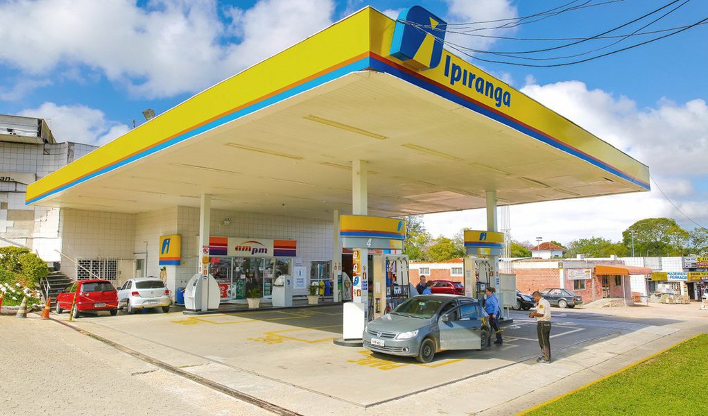 O Ministério Público do Estado do Rio de Janeiro entrou com três mega ações contra as principais distribuidoras de combustíveis do Brasil: BR Distribuidora, Ipiranga e Esso/Shell; o motivo: 16 milhões de litros de etanol adulterado com metanol em postos da Ilha do Governador; as ações podem resultar na cassação da inscrição estadual das três gigantes do mercado de distribuição de combustíveis; a fraude ocorreu em novembro do ano passado e foi a maior apreensão da história (Foto: Gisele Federicce) O Ministério Público do Estado do Rio de Janeiro entrou com três mega ações contra as principais distribuidoras de combustíveis do Brasil: BR Distribuidora, Ipiranga e Esso/Shell; o motivo: 16 milhões de litros de etanol adulterado com metanol em postos da Ilha do Governador; as ações podem resultar na cassação da inscrição estadual das três gigantes do mercado de distribuição de combustíveis; a fraude ocorreu em novembro do ano passado e foi a maior apreensão da história
