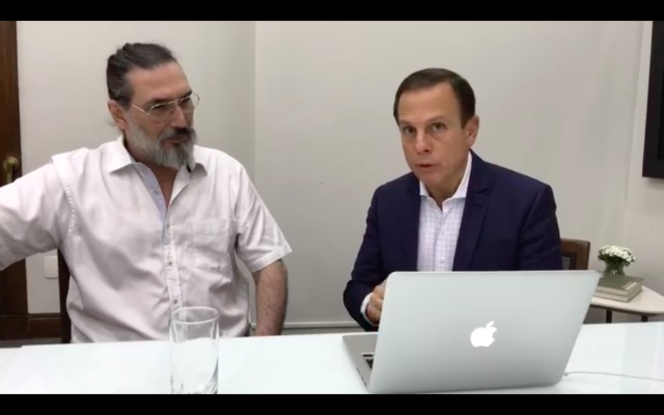 O prefeito de São Paulo, João Doria (PSDB), estreou um talk show semanal no Facebook. O convidado para a estreia foi o cantor Lobão, que cometeu uma gafe ao criticar, ao lado do tucano, alianças partidárias feitas nas eleições para obter maior tempo de TV durante a propaganda eleitoral; Doria foi eleito no primeiro turno nas eleições municipais de 2016 com uma coligação composta por 13 partidos que lhe renderam 30% dos 10 minutos de exposição divididos entre 11 candidatos; obtida com apoio do governador Geraldo Alckmin (PSDB), a coligação foi a maior já registrada nos pleitos a prefeito da capital e o tempo de TV e inserções o maior na disputa do ano passado (Foto: Giuliana Miranda) O prefeito de São Paulo, João Doria (PSDB), estreou um talk show semanal no Facebook. O convidado para a estreia foi o cantor Lobão, que cometeu uma gafe ao criticar, ao lado do tucano, alianças partidárias feitas nas eleições para obter maior tempo de TV durante a propaganda eleitoral; Doria foi eleito no primeiro turno nas eleições municipais de 2016 com uma coligação composta por 13 partidos que lhe renderam 30% dos 10 minutos de exposição divididos entre 11 candidatos; obtida com apoio do governador Geraldo Alckmin (PSDB), a coligação foi a maior já registrada nos pleitos a prefeito da capital e o tempo de TV e inserções o maior na disputa do ano passado