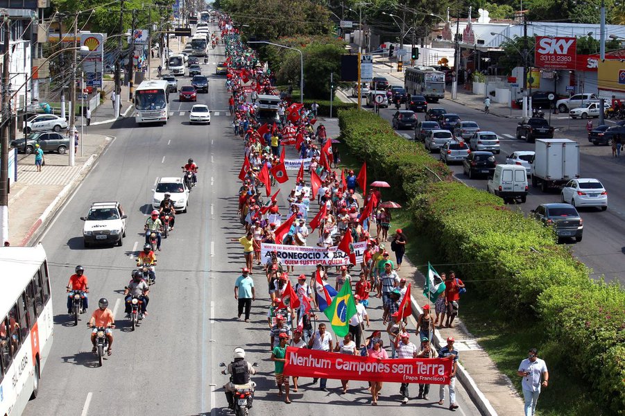 Cerca de 3 mil sem-terra estão acampados em Maceió para iniciar a Jornada Nacional de Lutas pela Reforma Agrária em Alagoas, que tem como plano de fundo a violência no campo e a luta contra reformas propostas pelo governo Michel Temer; dados do relatório Conflitos no Campo da Comissão Pastoral da Terra (CPT) aponta 2016 como um dos anos mais violentos no campo (Foto: Voney Malta) Cerca de 3 mil sem-terra estão acampados em Maceió para iniciar a Jornada Nacional de Lutas pela Reforma Agrária em Alagoas, que tem como plano de fundo a violência no campo e a luta contra reformas propostas pelo governo Michel Temer; dados do relatório Conflitos no Campo da Comissão Pastoral da Terra (CPT) aponta 2016 como um dos anos mais violentos no campo