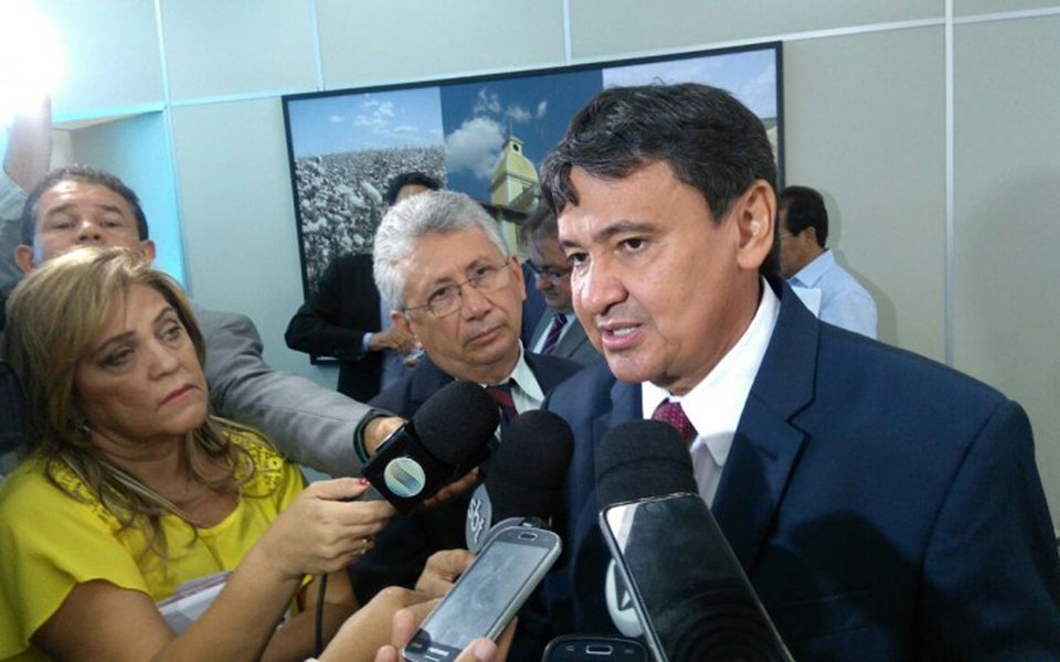 Pesquisa feita pelo Instituto Vox Populi aponta que o governador do Piauí, Wellington Dias (PT), candidato à reeleição, assegura o primeiro lugar, com 52% das intenções de voto, seguido pelo prefeito de Teresina, Firmino Filho (PSDB), com 12%; na terceira posição está o deputado estadual Dr. Pessoa (PSD), com 9%; na simulação de segundo turno, o petista vence com mais de 60% dos votos todos os candidatos; de acordo com a pesquisa, 70% da população de Teresina aprova a maneira como Wellington governa o estado (Foto: Leonardo Lucena) Pesquisa feita pelo Instituto Vox Populi aponta que o governador do Piauí, Wellington Dias (PT), candidato à reeleição, assegura o primeiro lugar, com 52% das intenções de voto, seguido pelo prefeito de Teresina, Firmino Filho (PSDB), com 12%; na terceira posição está o deputado estadual Dr. Pessoa (PSD), com 9%; na simulação de segundo turno, o petista vence com mais de 60% dos votos todos os candidatos; de acordo com a pesquisa, 70% da população de Teresina aprova a maneira como Wellington governa o estado