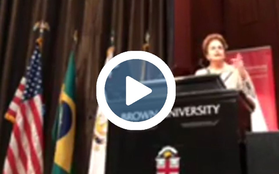 Em discurso durante a conferência "Os desafios da democracia no Brasil", na Brown University, nos Estados Unidos, a presidente deposta Dilma Rousseff afirmou que a democracia é o único caminho para se chegar às transformações no Brasil; "Foi esse caminho democrático que permitiu as mudanças", declarou a uma plateia de estudantes; segundo ela, com a troca de poder após um golpe parlamentar, "todas as políticas sociais" promovidas nos últimos 13 anos estão em risco, com a aprovação da medida que congela gastos pelos próximos anos; para Dilma, o governo Temer vive atualmente uma "grande contradição": "Se eles não entregarem as reformas que prometeram, perdem o apoio de parte da mídia e do mercado. Se entregarem, se autodestroem diante da população" (Foto: Gisele Federicce) Em discurso durante a conferência "Os desafios da democracia no Brasil", na Brown University, nos Estados Unidos, a presidente deposta Dilma Rousseff afirmou que a democracia é o único caminho para se chegar às transformações no Brasil; "Foi esse caminho democrático que permitiu as mudanças", declarou a uma plateia de estudantes; segundo ela, com a troca de poder após um golpe parlamentar, "todas as políticas sociais" promovidas nos últimos 13 anos estão em risco, com a aprovação da medida que congela gastos pelos próximos anos; para Dilma, o governo Temer vive atualmente uma "grande contradição": "Se eles não entregarem as reformas que prometeram, perdem o apoio de parte da mídia e do mercado. Se entregarem, se autodestroem diante da população"