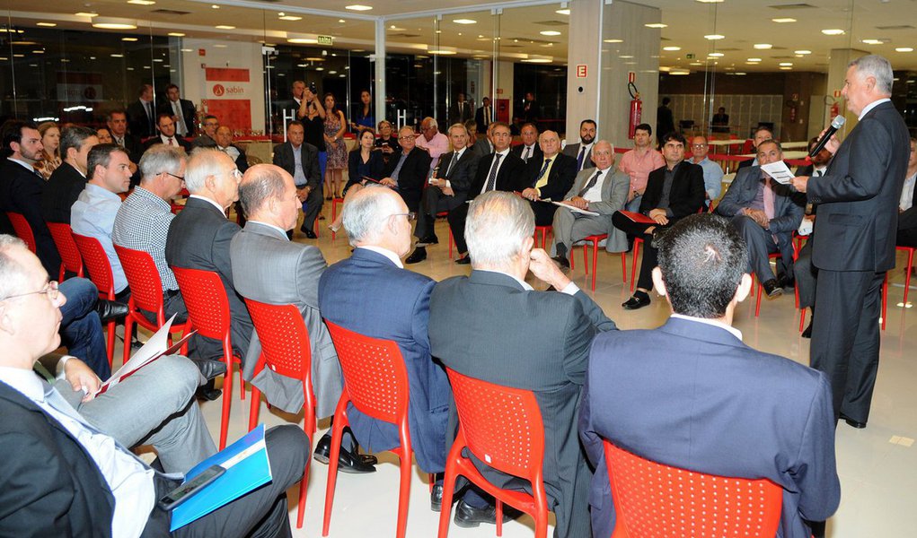 Em busca de estratégias para impulsionar a economia do Distrito Federal, o governador Rodrigo Rollemberg e representantes do setor produtivo se reuniram, na sede do Laboratório Sabin, na quadra 3 do Setor de Armazenagem e Abastecimento Norte (SAAN); a revitalização de espaços comerciais, o alargamento de calçadas para pedestres e a segurança para quem trabalha no ramo foram alguns dos temas abordados no encontro (Foto: Leonardo Lucena) Em busca de estratégias para impulsionar a economia do Distrito Federal, o governador Rodrigo Rollemberg e representantes do setor produtivo se reuniram, na sede do Laboratório Sabin, na quadra 3 do Setor de Armazenagem e Abastecimento Norte (SAAN); a revitalização de espaços comerciais, o alargamento de calçadas para pedestres e a segurança para quem trabalha no ramo foram alguns dos temas abordados no encontro