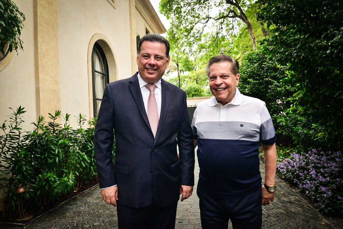 O governador Marconi Perillo anunciou nesta segunda-feira (27), após encontro com o presidente do Grupo Caoa, Carlos Alberto de Oliveira Andrade, a instalação da montadora chinesa Chery em Anápolis; a Caoa é representante da marca no Brasil, assim como da Hyundai, em operação no município goiano; com a confirmação da vinda da Chery, Goiás assume a terceira posição no ranking automotivo do País, ao lado do Rio Grande do Sul, e atrás apenas de Paraná e São Paulo; com a Chery, Goiás passa a ter, além da Hyundai, linhas de montagem da John Deere, da Mitsubishi e da Suzuki, as três em Catalão (Foto: José Barbacena) O governador Marconi Perillo anunciou nesta segunda-feira (27), após encontro com o presidente do Grupo Caoa, Carlos Alberto de Oliveira Andrade, a instalação da montadora chinesa Chery em Anápolis; a Caoa é representante da marca no Brasil, assim como da Hyundai, em operação no município goiano; com a confirmação da vinda da Chery, Goiás assume a terceira posição no ranking automotivo do País, ao lado do Rio Grande do Sul, e atrás apenas de Paraná e São Paulo; com a Chery, Goiás passa a ter, além da Hyundai, linhas de montagem da John Deere, da Mitsubishi e da Suzuki, as três em Catalão