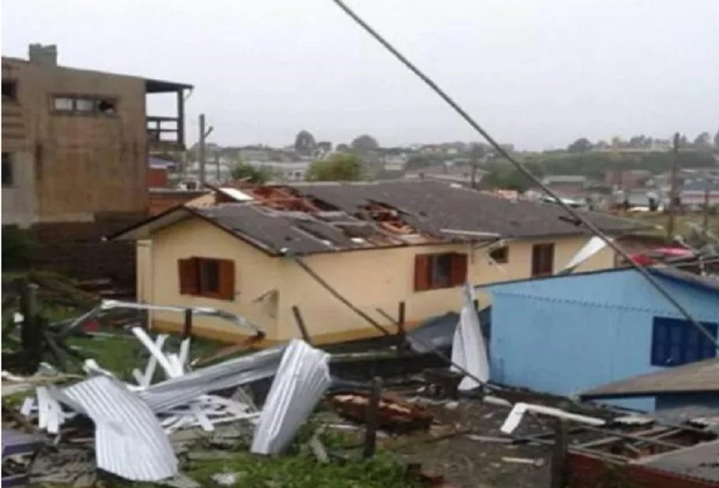 Um vendaval matou duas pessoas neste domingo em São Francisco de Paula, no Rio Grande do Sul; dezenas de feridos necessitaram de atendimento médico e dez pessoas estão desaparecidas; além disso, mais de 100 casas do município da Serra Gaúcha ficaram destelhadas; Secretaria de Saúde órgão disse que repassará amanhã (13) R$ 175 mil à prefeitura da cidade por determinação do governador José Ivo Sartori (Foto: José Barbacena) Um vendaval matou duas pessoas neste domingo em São Francisco de Paula, no Rio Grande do Sul; dezenas de feridos necessitaram de atendimento médico e dez pessoas estão desaparecidas; além disso, mais de 100 casas do município da Serra Gaúcha ficaram destelhadas; Secretaria de Saúde órgão disse que repassará amanhã (13) R$ 175 mil à prefeitura da cidade por determinação do governador José Ivo Sartori