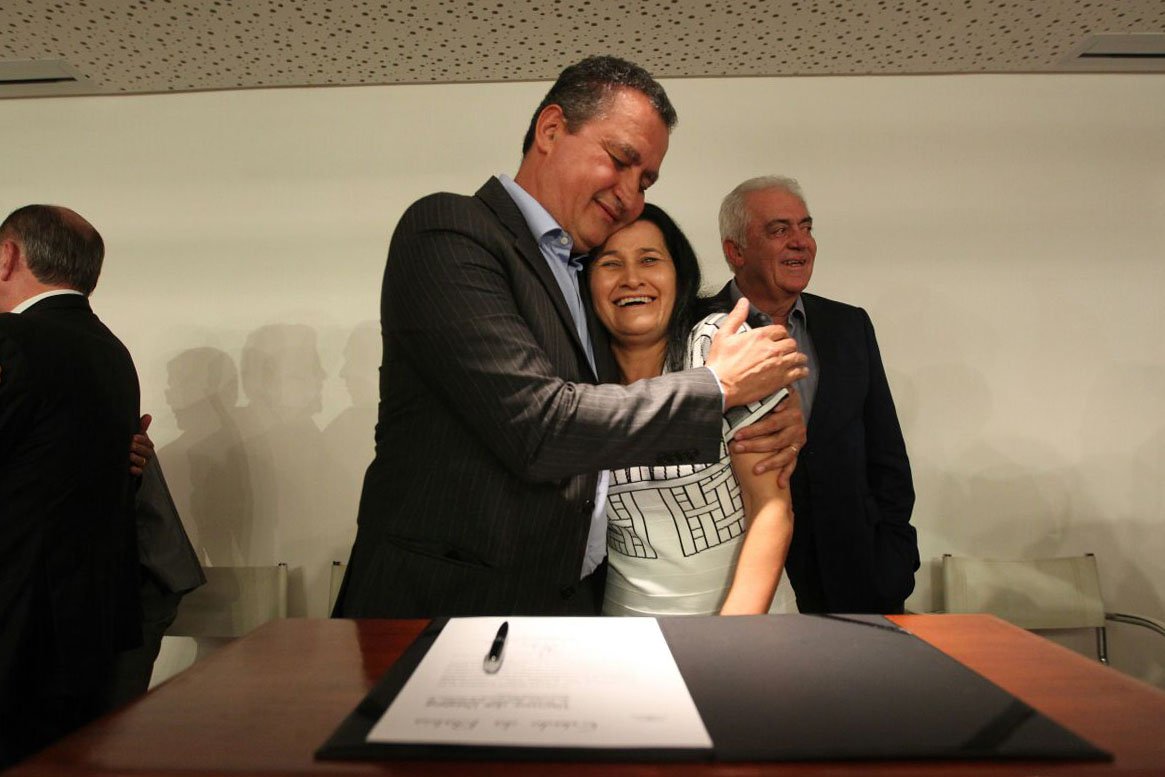 A ex-prefeita de Barreiras Jusmari Oliveira tomou posse nesta sexta-feira da Secretaria de Desenvolvimento Urbano da Bahia (Sedur), em cerimônia no Salão de Atos da Governadoria, no Centro Administrativo do Estado, em Salvador; a nova secretária ocupa a vaga deixada por Fernando Torres (PSD), que entregou ao governador Rui Costa uma carta de exoneração, justificando que vai retomar seu mandato de deputado federal"; É a mulher do oeste no secretariado do Estado. Isso nos orgulha e engrandece. Ela vai trabalhar e nos ajudar muito pela Sedur. Esse ato tem a simbologia de abraçar e integrar o oeste ao Estado da Bahia", disse Rui (Foto: Romulo Faro) A ex-prefeita de Barreiras Jusmari Oliveira tomou posse nesta sexta-feira da Secretaria de Desenvolvimento Urbano da Bahia (Sedur), em cerimônia no Salão de Atos da Governadoria, no Centro Administrativo do Estado, em Salvador; a nova secretária ocupa a vaga deixada por Fernando Torres (PSD), que entregou ao governador Rui Costa uma carta de exoneração, justificando que vai retomar seu mandato de deputado federal"; É a mulher do oeste no secretariado do Estado. Isso nos orgulha e engrandece. Ela vai trabalhar e nos ajudar muito pela Sedur. Esse ato tem a simbologia de abraçar e integrar o oeste ao Estado da Bahia", disse Rui