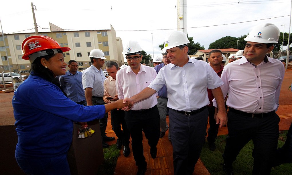 O governador Marconi Perillo vistoriou nesta sexta-feira os canteiros de obras dos residenciais Jardins do Cerrado 10 e Nelson Mandela, em Goiânia, que estão em fase de conclusão e com inscrições abertas; até agora, 72 mil pessoas se inscreveram, com a expectativa de tornar realidade o sonho da casa própria; “A primeira coisa que representam obras como estas é a realização de sonhos, o atendimento a demandas que estão reprimidas há anos”, afirmou Marconi; ele ressaltou que são 2.696 unidades nessa primeira etapa, mas o governo estadual vai lançar este ano a construção de mais 3 mil unidades, em terrenos que pertencem ao Estado (Foto: José Barbacena) O governador Marconi Perillo vistoriou nesta sexta-feira os canteiros de obras dos residenciais Jardins do Cerrado 10 e Nelson Mandela, em Goiânia, que estão em fase de conclusão e com inscrições abertas; até agora, 72 mil pessoas se inscreveram, com a expectativa de tornar realidade o sonho da casa própria; “A primeira coisa que representam obras como estas é a realização de sonhos, o atendimento a demandas que estão reprimidas há anos”, afirmou Marconi; ele ressaltou que são 2.696 unidades nessa primeira etapa, mas o governo estadual vai lançar este ano a construção de mais 3 mil unidades, em terrenos que pertencem ao Estado