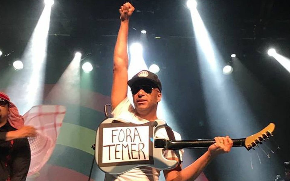 Tom Morello surpreendeu o público ao colar na guitarra um cartaz escrito "Fora, Temer"; posteriormente ele postou a crítica em sua conta no Instagram e recebeu apoio dos fãs brasileiros (Foto: Aquiles Lins) Tom Morello surpreendeu o público ao colar na guitarra um cartaz escrito "Fora, Temer"; posteriormente ele postou a crítica em sua conta no Instagram e recebeu apoio dos fãs brasileiros