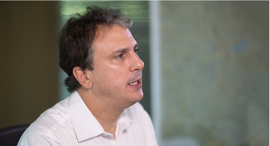 "Serão mais 1.400 homens nas ruas para reforçar a segurança", anunciou o governador Camilo Santana (PT) durante transmissão pelo Facebook. De acordo com o chefe do Executivo Estadual, a formatura da primeira turma de concurso da Polícia Militar será realizada nesta sexta-feira (20) (Foto: Rodrigo Rocha) "Serão mais 1.400 homens nas ruas para reforçar a segurança", anunciou o governador Camilo Santana (PT) durante transmissão pelo Facebook. De acordo com o chefe do Executivo Estadual, a formatura da primeira turma de concurso da Polícia Militar será realizada nesta sexta-feira (20)