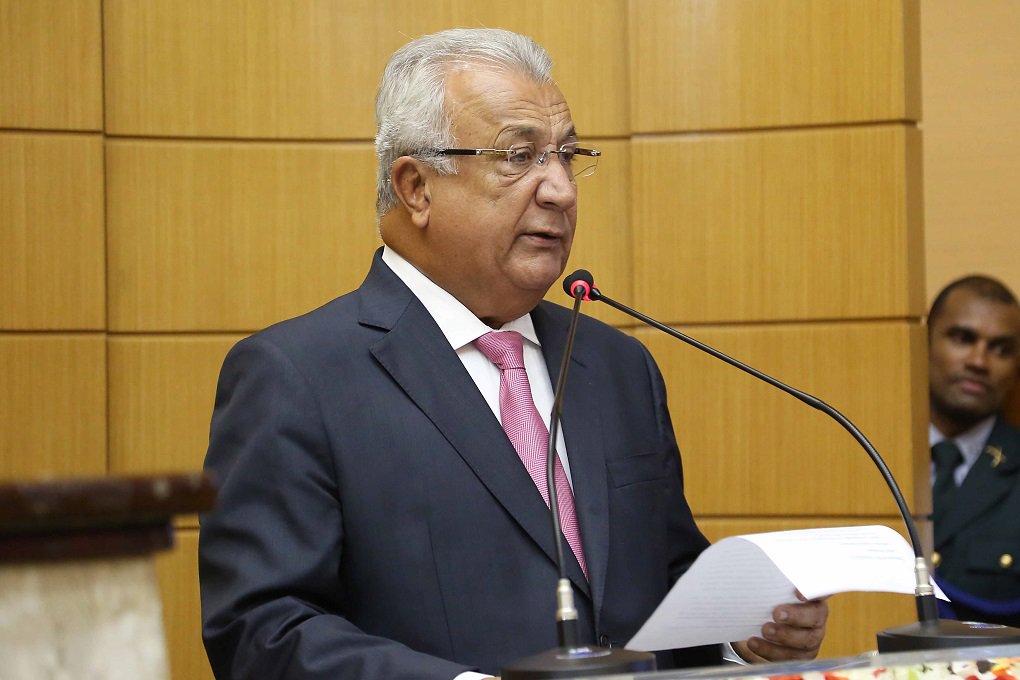 Nesta quarta-feira, ao cumprir o dever constitucional de abrir os trabalhos da Assembleia Legislativa e fazer a leitura da mensagem governamental no parlamento, o governador Jackson Barreto pediu unidade e somação de esforços da bancada federal em prol do desenvolvimento de Sergipe; para o governador, em um momento de crise econômica e hídrica que afeta o estado, a prioridade tem que ser sempre o bem estar da população; “A essa altura da minha vida, não tenho o direito de cultivar egocentrismos ou vaidades pessoais, muito menos, de alimentar ilusões sobre o poder. Tenho, contudo, um sentimento forte e inarredável do dever e da responsabilidade de governar, de produzir resultados para Sergipe. Isso me faz ultrapassar animosidades, e até esquecer ofensas" (Foto: José Barbacena) Nesta quarta-feira, ao cumprir o dever constitucional de abrir os trabalhos da Assembleia Legislativa e fazer a leitura da mensagem governamental no parlamento, o governador Jackson Barreto pediu unidade e somação de esforços da bancada federal em prol do desenvolvimento de Sergipe; para o governador, em um momento de crise econômica e hídrica que afeta o estado, a prioridade tem que ser sempre o bem estar da população; “A essa altura da minha vida, não tenho o direito de cultivar egocentrismos ou vaidades pessoais, muito menos, de alimentar ilusões sobre o poder. Tenho, contudo, um sentimento forte e inarredável do dever e da responsabilidade de governar, de produzir resultados para Sergipe. Isso me faz ultrapassar animosidades, e até esquecer ofensas"