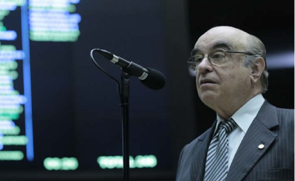 Michel Temer está articulando pesado para garantir que o deputado Bonifácio de Andrada (PSDB-MG) permaneça como relator da denúncia contra ele na Comissão de Constituição e Justiça (CCJ) da Câmara; Bonifácio integra o grupo do senador afastado Aecio Neves (PSDB-MG), principal interlocutor de Temer no PSDB, e não participou da votação na CCJ da primeira denúncia contra Temer, mas foi a favor de arquivar o pedido de investigação contra o presidente no plenário (Foto: José Barbacena) Michel Temer está articulando pesado para garantir que o deputado Bonifácio de Andrada (PSDB-MG) permaneça como relator da denúncia contra ele na Comissão de Constituição e Justiça (CCJ) da Câmara; Bonifácio integra o grupo do senador afastado Aecio Neves (PSDB-MG), principal interlocutor de Temer no PSDB, e não participou da votação na CCJ da primeira denúncia contra Temer, mas foi a favor de arquivar o pedido de investigação contra o presidente no plenário