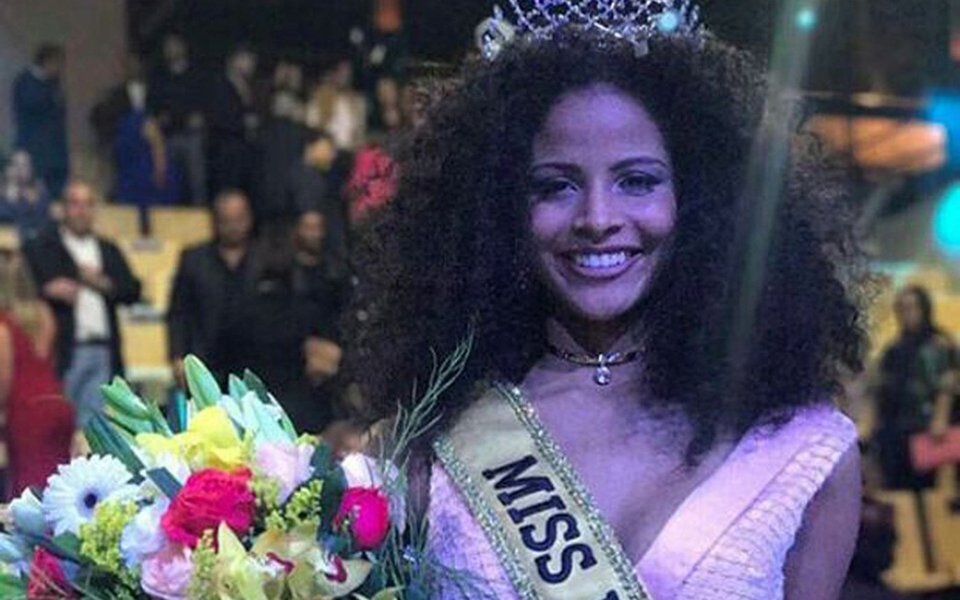 Eleita Miss Brasil, Monalysa Alcântara, de apenas 18 anos, disse honrar poder simbolizar a classe feminina; terceira mulher negra a vencer o concurso, Monalysa sofreu ofensas na internet; "Eu imaginava que ia acontecer. Sou preparada para isso. Já passei por diversas vezes. As pessoas sempre duvidavam de mim. Já estava acostumada. Às vezes machuca, claro. Fiquei um pouco chateada. Mas isso não me fere. Sou muito alegre" (Foto: Leonardo Lucena) Eleita Miss Brasil, Monalysa Alcântara, de apenas 18 anos, disse honrar poder simbolizar a classe feminina; terceira mulher negra a vencer o concurso, Monalysa sofreu ofensas na internet; "Eu imaginava que ia acontecer. Sou preparada para isso. Já passei por diversas vezes. As pessoas sempre duvidavam de mim. Já estava acostumada. Às vezes machuca, claro. Fiquei um pouco chateada. Mas isso não me fere. Sou muito alegre"