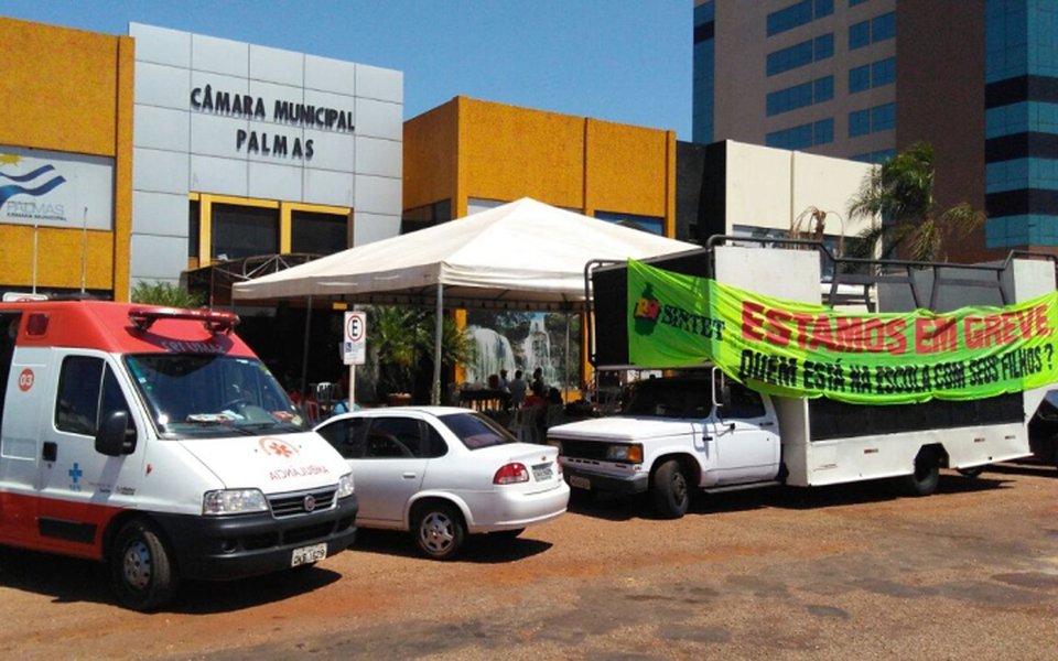 De acordo com o presidente regional do Sindicato dos Trabalhadores em Educação (Sintet) Fernando Pereira, a suspensão da greve não significa o fim do movimento; "Se o prefeito Carlos Amastha não dialogar, poderemos retornar a qualquer momento. Aqui decidimos uma suspensão, e não um encerramento", disse (Foto: Leonardo Lucena) De acordo com o presidente regional do Sindicato dos Trabalhadores em Educação (Sintet) Fernando Pereira, a suspensão da greve não significa o fim do movimento; "Se o prefeito Carlos Amastha não dialogar, poderemos retornar a qualquer momento. Aqui decidimos uma suspensão, e não um encerramento", disse