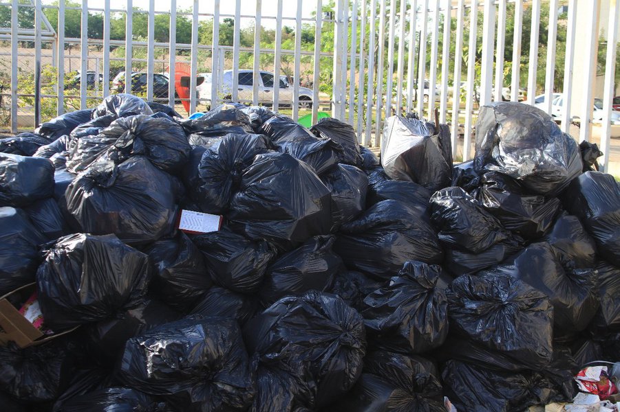 A coleta de lixo em Goiânia continua com problemas. Em alguns bairros, os caminhões da Comurg demoram até 10 dias para recolher o lixo nas calçadas; a foto dessa matéria foi tirada nesta terça-feira num lixeiro de um condomínio no bairro Goiânia 2; reportagens de telejornais já mostraram que o principal problema é a falta de caminhões; Comurg tem enorme dificuldade para dar manutenção e há dias em que 30 veículos, quase metade da frota, ficam no pátio, sem condições de uso (Foto: José Barbacena) A coleta de lixo em Goiânia continua com problemas. Em alguns bairros, os caminhões da Comurg demoram até 10 dias para recolher o lixo nas calçadas; a foto dessa matéria foi tirada nesta terça-feira num lixeiro de um condomínio no bairro Goiânia 2; reportagens de telejornais já mostraram que o principal problema é a falta de caminhões; Comurg tem enorme dificuldade para dar manutenção e há dias em que 30 veículos, quase metade da frota, ficam no pátio, sem condições de uso