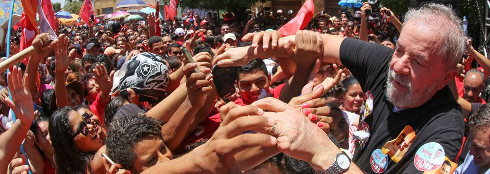 Pesquisa realizada pelo instituto Vox Populi e divulgada nesta terça-feira 18 pela CUT revela que o ex-presidente Lula venceria em primeiro turno caso a eleição presidencial fosse hoje; o petista tem de 44% a 45% dos votos válidos contra 32% a 35% da soma dos adversários nos três cenários da pesquisa estimulada; os tucanos Aécio Neves, Geraldo Alckmin e João Doria aparecem bem atrás de Lula; levantamento mostra ainda que quanto mais a população conhece Michel Temer, melhor avaliado é o ex-presidente Lula (Foto: Gisele Federicce) Pesquisa realizada pelo instituto Vox Populi e divulgada nesta terça-feira 18 pela CUT revela que o ex-presidente Lula venceria em primeiro turno caso a eleição presidencial fosse hoje; o petista tem de 44% a 45% dos votos válidos contra 32% a 35% da soma dos adversários nos três cenários da pesquisa estimulada; os tucanos Aécio Neves, Geraldo Alckmin e João Doria aparecem bem atrás de Lula; levantamento mostra ainda que quanto mais a população conhece Michel Temer, melhor avaliado é o ex-presidente Lula