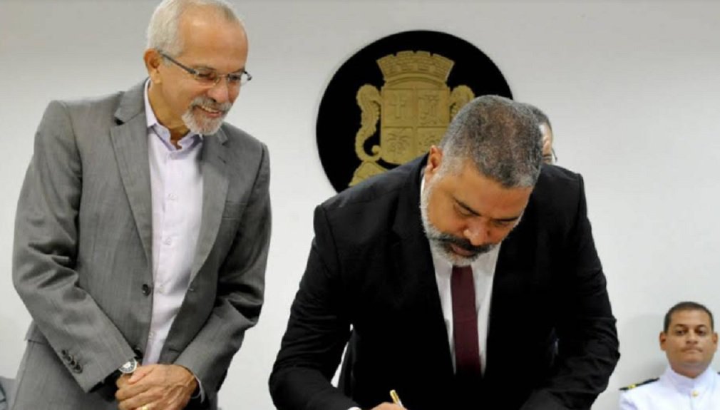 Maior protagonismo do município nas ações de segurança pública; ao reforçar este compromisso, o prefeito Edvaldo Nogueira empossou, nesta quarta-feira (7), o coronel Luis Fernando Silveira de Almeida como secretário municipal de Defesa Social; Edvaldo afirmou que caberá ao novo integrante do governo fortalecer as ações de proteção da sociedade, seja na garantia de mais segurança, através da Guarda Municipal, seja no cuidado ao cidadão, no trabalho da Defesa Civil e do Programa de Proteção e Defesa do Consumidor Municipal (Procon) (Foto: José Barbacena) Maior protagonismo do município nas ações de segurança pública; ao reforçar este compromisso, o prefeito Edvaldo Nogueira empossou, nesta quarta-feira (7), o coronel Luis Fernando Silveira de Almeida como secretário municipal de Defesa Social; Edvaldo afirmou que caberá ao novo integrante do governo fortalecer as ações de proteção da sociedade, seja na garantia de mais segurança, através da Guarda Municipal, seja no cuidado ao cidadão, no trabalho da Defesa Civil e do Programa de Proteção e Defesa do Consumidor Municipal (Procon)