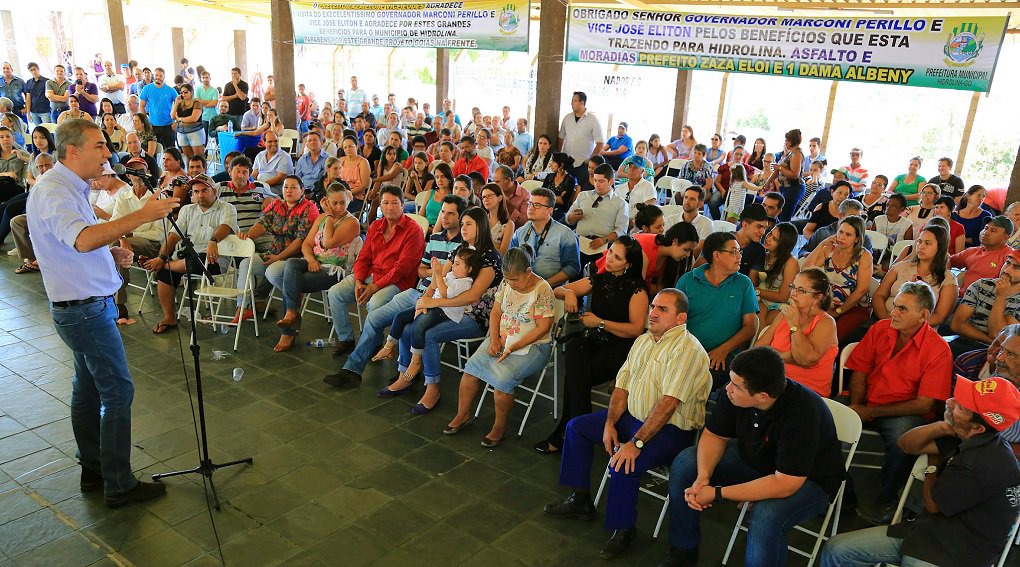 “Não visitamos os municípios para discursos vazios”, disse o vice-governador José Eliton nesta sexta-feira (1º) durante maratona do programa Goiás na Frente, pelo Norte do estado; “Estamos aqui para dar andamento às obras que preparam o estado para um novo salto de desenvolvimento “, completou. Ele assinou convênios para obras de pavimentação asfáltica em Uirapuru, Hidrolina e São Luiz do Norte; "Estou feliz em receber José Eliton. Ele trata das nossas demandas com carinho e está sempre atento ao que precisamos", afirmou o prefeito de São Luiz do Norte, Jacob Ferreira, do PMDB, durante assinatura de convênio (Foto: José Barbacena) “Não visitamos os municípios para discursos vazios”, disse o vice-governador José Eliton nesta sexta-feira (1º) durante maratona do programa Goiás na Frente, pelo Norte do estado; “Estamos aqui para dar andamento às obras que preparam o estado para um novo salto de desenvolvimento “, completou. Ele assinou convênios para obras de pavimentação asfáltica em Uirapuru, Hidrolina e São Luiz do Norte; "Estou feliz em receber José Eliton. Ele trata das nossas demandas com carinho e está sempre atento ao que precisamos", afirmou o prefeito de São Luiz do Norte, Jacob Ferreira, do PMDB, durante assinatura de convênio