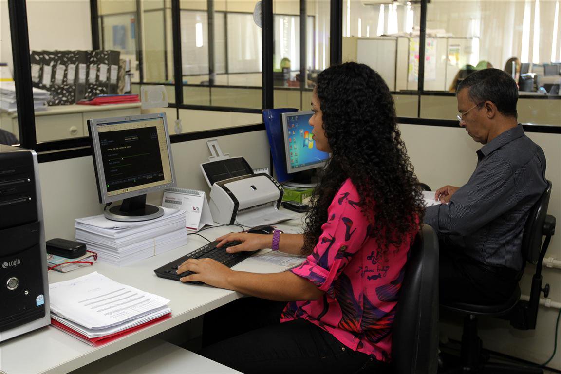 O segundo edital do Programa Partiu Estágio, que oferece oportunidades para jovens universitários baianos ampliarem sua formação com o desenvolvimento de atividades em órgãos públicos, encerrou suas inscrições no domingo (17) com 23.405 inscritos; o número supera os inscritos no primeiro edital do programa, lançado em abril, quando 20.108 universitários participaram da seleção; ao todo, 3.105 vagas serão ofertadas para universitários inscritos no programa, desde que estejam regularmente matriculados em cursos presenciais, possuam idade mínima de 16 anos e que tenham cumprido pelo menos 50% do seu curso de formação (Foto: Romulo Faro) O segundo edital do Programa Partiu Estágio, que oferece oportunidades para jovens universitários baianos ampliarem sua formação com o desenvolvimento de atividades em órgãos públicos, encerrou suas inscrições no domingo (17) com 23.405 inscritos; o número supera os inscritos no primeiro edital do programa, lançado em abril, quando 20.108 universitários participaram da seleção; ao todo, 3.105 vagas serão ofertadas para universitários inscritos no programa, desde que estejam regularmente matriculados em cursos presenciais, possuam idade mínima de 16 anos e que tenham cumprido pelo menos 50% do seu curso de formação