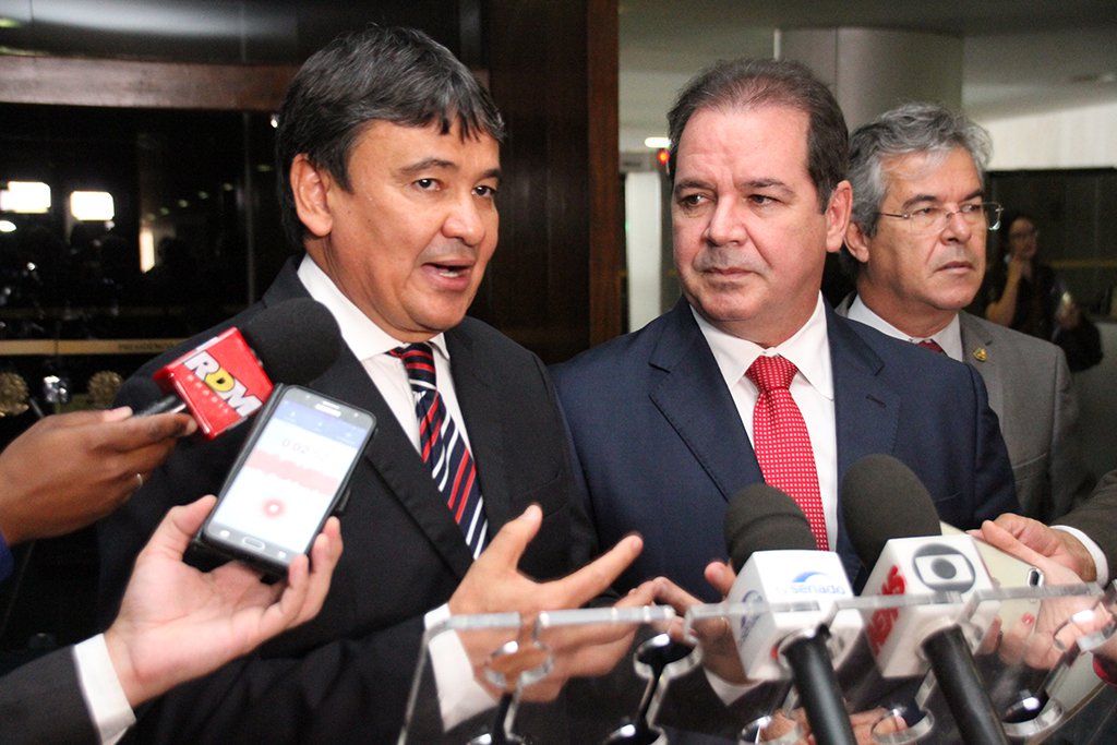Durante reunião em Brasília, os governadores Wellington Dias (PI) e Tião Viana (AC); e os senadores Ciro Nogueira, Elmano Ferrer (PI) e Jorge Viana (AC) estiveram com o presidente do Senado, Eunício Oliveira, para tratar da criação de um Fundo Nacional de Segurança Pública que dará suporte financeiro ao Plano Nacional de Segurança Pública; “A violência está presente em todos os estados brasileiros, indistintamente, atingindo desde as metrópoles aos pequenos municípios brasileiros. Ou nós tratamos isso como um problema prioritário ou a consequência será muito danosa”, afirmou Wellington (Foto: Leonardo Lucena) Durante reunião em Brasília, os governadores Wellington Dias (PI) e Tião Viana (AC); e os senadores Ciro Nogueira, Elmano Ferrer (PI) e Jorge Viana (AC) estiveram com o presidente do Senado, Eunício Oliveira, para tratar da criação de um Fundo Nacional de Segurança Pública que dará suporte financeiro ao Plano Nacional de Segurança Pública; “A violência está presente em todos os estados brasileiros, indistintamente, atingindo desde as metrópoles aos pequenos municípios brasileiros. Ou nós tratamos isso como um problema prioritário ou a consequência será muito danosa”, afirmou Wellington