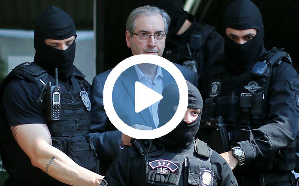 Preso em Curitiba, após ser condenado a 15 anos e quatro meses na Lava Jato, o ex-deputado Eduardo Cunha (PMDB-RJ) faz um trabalho de até oito horas diárias na prisão; ele ocupa o tempo trabalhando na manutenção de uma galeria do Complexo Médico-Penal (CMP) de Pinhais (PR), o que pode render redução da pena; quando não está fazendo reparos, o ex-deputado participa do Programa Remição da Pena pela Leitura, que também diminui o tempo de prisão; peemedebista precisa ler uma obra literária e produzir uma resenha por mês, avaliada por um professor; para cada nota acima de seis, são quatro dias a menos de pena (Foto: Leonardo Lucena) Preso em Curitiba, após ser condenado a 15 anos e quatro meses na Lava Jato, o ex-deputado Eduardo Cunha (PMDB-RJ) faz um trabalho de até oito horas diárias na prisão; ele ocupa o tempo trabalhando na manutenção de uma galeria do Complexo Médico-Penal (CMP) de Pinhais (PR), o que pode render redução da pena; quando não está fazendo reparos, o ex-deputado participa do Programa Remição da Pena pela Leitura, que também diminui o tempo de prisão; peemedebista precisa ler uma obra literária e produzir uma resenha por mês, avaliada por um professor; para cada nota acima de seis, são quatro dias a menos de pena