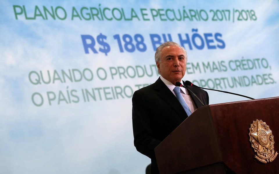 A despeito da crise política e econômica, bem como do julgamento no Tribunal Superior Eleitoral (TSE) que pode apeá-lo do poder, Michel Temer disse estar motivado para "conduzir o governo até 31 de dezembro de 2018"; "Quando participo de uma solenidade dessa natureza, como participamos há poucos dias da questão da agricultura familiar, digo com satisfação extraordinária que vocês dão uma injeção de otimismo em nosso país. E é com essa alma, essa animação, esse vigor, e com essa revitalização que esta solenidade provoca no governo, que nós vamos conduzir o governo até 31 de dezembro de 2018", disse Temer durante o anúncio da liberação de R$ 190,25 bilhões para o Plano Agrícola e Pecuário 2017/2018 (Foto: Paulo Emílio) A despeito da crise política e econômica, bem como do julgamento no Tribunal Superior Eleitoral (TSE) que pode apeá-lo do poder, Michel Temer disse estar motivado para "conduzir o governo até 31 de dezembro de 2018"; "Quando participo de uma solenidade dessa natureza, como participamos há poucos dias da questão da agricultura familiar, digo com satisfação extraordinária que vocês dão uma injeção de otimismo em nosso país. E é com essa alma, essa animação, esse vigor, e com essa revitalização que esta solenidade provoca no governo, que nós vamos conduzir o governo até 31 de dezembro de 2018", disse Temer durante o anúncio da liberação de R$ 190,25 bilhões para o Plano Agrícola e Pecuário 2017/2018
