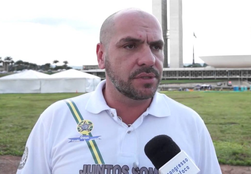 Líder do grupo 'Revoltados Online', Marcello Reis foi a uma ocupação do Movimento dos Trabalhadores Sem Teto (MTST) na madrugada de sexta-feira (17) provocar os manifestantes, que reagiram e o expulsaram do local; ele saiu dizendo que apanhou "muito"; acampamento está situado na esquina da Avenida Paulista com a Rua Augusta desde quarta-feira (15) (Foto: Romulo Faro) Líder do grupo 'Revoltados Online', Marcello Reis foi a uma ocupação do Movimento dos Trabalhadores Sem Teto (MTST) na madrugada de sexta-feira (17) provocar os manifestantes, que reagiram e o expulsaram do local; ele saiu dizendo que apanhou "muito"; acampamento está situado na esquina da Avenida Paulista com a Rua Augusta desde quarta-feira (15)