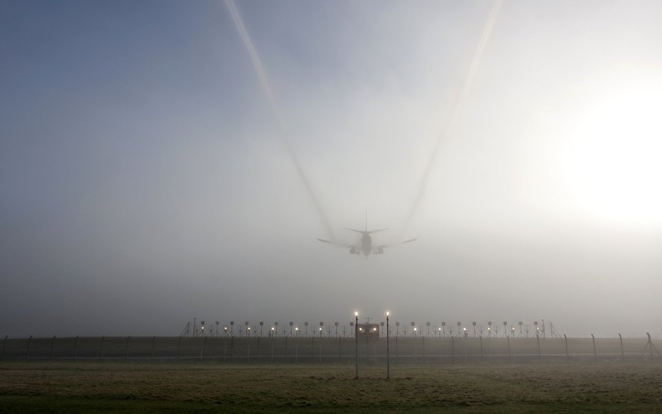 Intenso nevoeiro que atinge hoje (29) São Paulo causa transtornos para a aviação; companhia aérea Latam registrou quatro voos cancelados e dois reprogramados (quando os passageiros são desviados para outros voos) no Aeroporto de Congonhas, zona sul de São Paulo; terminal opera com ajuda de instrumentos devido ao nevoeiro que atinge a cidade; de acordo com a Infraero, cinco voos estão atrasados em razão das condições do tempo em localidades como Rio de Janeiro (RJ) e Navegantes (SC) (Foto: Aquiles Lins) Intenso nevoeiro que atinge hoje (29) São Paulo causa transtornos para a aviação; companhia aérea Latam registrou quatro voos cancelados e dois reprogramados (quando os passageiros são desviados para outros voos) no Aeroporto de Congonhas, zona sul de São Paulo; terminal opera com ajuda de instrumentos devido ao nevoeiro que atinge a cidade; de acordo com a Infraero, cinco voos estão atrasados em razão das condições do tempo em localidades como Rio de Janeiro (RJ) e Navegantes (SC)