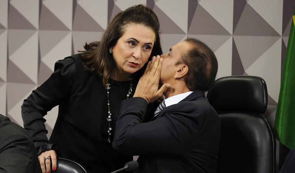 "Nós deixamos a emenda assinada, uma para máquinas para os 134 prefeitos, via Ministério da Integração, e a outra emenda deixamos para infraestrutura urbana nas cinco maiores cidades do Estado, isso está assinado. Então, para não perder as emendas é só eles assinarem também. Ganha sempre quem tem maioria. Eles têm maioria na Câmara e nós temos maioria no Senado. Então eles que assumam a responsabilidade para não perder emenda. Nós estamos enviando para prefeitos. Dessa forma 139 prefeitos serão atendidos com emendas de bancada", disse a senadora Kátia Abreu (Foto: Aquiles Lins) "Nós deixamos a emenda assinada, uma para máquinas para os 134 prefeitos, via Ministério da Integração, e a outra emenda deixamos para infraestrutura urbana nas cinco maiores cidades do Estado, isso está assinado. Então, para não perder as emendas é só eles assinarem também. Ganha sempre quem tem maioria. Eles têm maioria na Câmara e nós temos maioria no Senado. Então eles que assumam a responsabilidade para não perder emenda. Nós estamos enviando para prefeitos. Dessa forma 139 prefeitos serão atendidos com emendas de bancada", disse a senadora Kátia Abreu