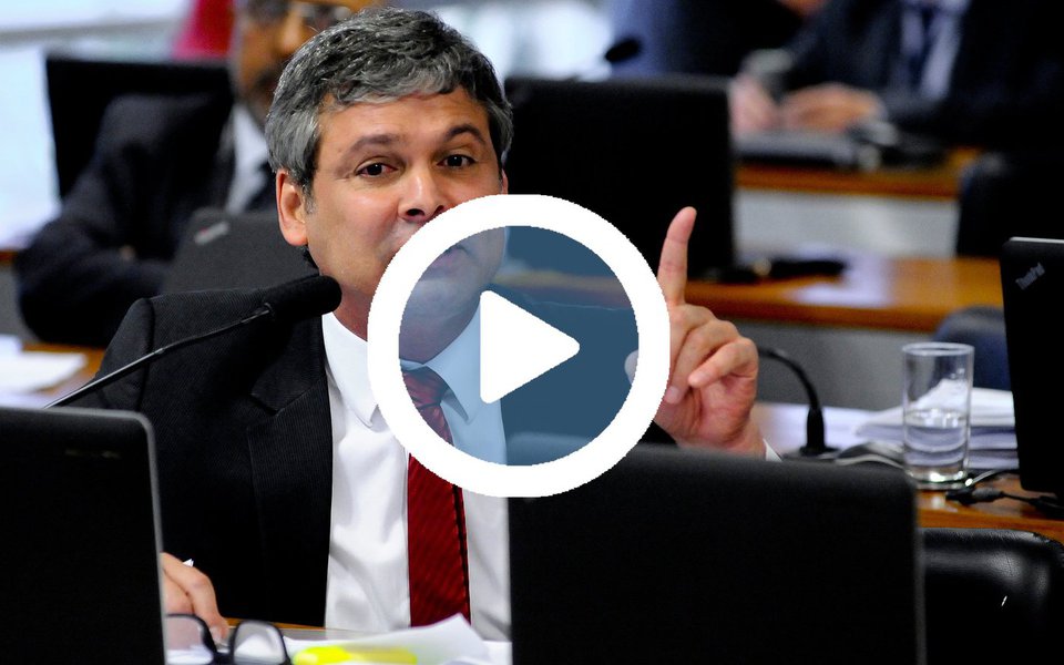 Comissão de Constituição e Justiça votará a PEC 67/2016, de autoria do senador José Reggufe (sem partido-DF), prevendo eleição direta em caso de vacância dos cargos de vice e presidente da República até o 3º ano de mandato; texto cuja relatoria coube ao senador Lindbergh Farias (PT-RJ) se transformou numa das possíveis "porta de saída" para Michel Temer (PMDB), que enfrenta denúncias de corrupção e obstrução à Justiça (Foto: Paulo Emílio) Comissão de Constituição e Justiça votará a PEC 67/2016, de autoria do senador José Reggufe (sem partido-DF), prevendo eleição direta em caso de vacância dos cargos de vice e presidente da República até o 3º ano de mandato; texto cuja relatoria coube ao senador Lindbergh Farias (PT-RJ) se transformou numa das possíveis "porta de saída" para Michel Temer (PMDB), que enfrenta denúncias de corrupção e obstrução à Justiça