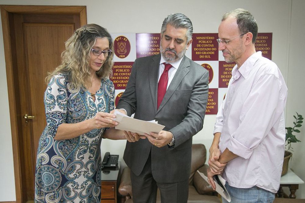 A bancada do PT da Câmara de Porto Alegre entregou representação ao Ministério Público de Contas para que investigue o Termo de Cooperação firmado pelo Prefeito Nelson Marchezan Jr. (PSDB) com a “Comunitas; representação questiona os vínculos da organização com o Centro Ruth Cardoso, ligado aos tucanos, e que por "coincidência" funcionam no mesmo edifício; além disso, as duas entidades são presididas por Regina Célia Esteves de Siqueira, que no governo de FHC foi diretora de Projetos Especiais do Gabinete do Ministério da Educação e também atuou no conselho da Comunidade Solidária, programa que era dirigido pela então primeira-dama Ruth Cardoso (Foto: Voney Malta) A bancada do PT da Câmara de Porto Alegre entregou representação ao Ministério Público de Contas para que investigue o Termo de Cooperação firmado pelo Prefeito Nelson Marchezan Jr. (PSDB) com a “Comunitas; representação questiona os vínculos da organização com o Centro Ruth Cardoso, ligado aos tucanos, e que por "coincidência" funcionam no mesmo edifício; além disso, as duas entidades são presididas por Regina Célia Esteves de Siqueira, que no governo de FHC foi diretora de Projetos Especiais do Gabinete do Ministério da Educação e também atuou no conselho da Comunidade Solidária, programa que era dirigido pela então primeira-dama Ruth Cardoso
