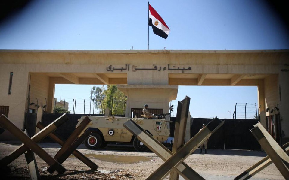 Ao menos 18 policiais egípcios morreram e três ficaram feridos em um ataque reivindicado pelo Estado Islâmico contra um comboio das forças de segurança na península do Sinai, região dominada por uma insurgência; entre os feridos está um general que perdeu uma perna durante a explosão; ataque foi seguido por uma troca de tiros e os militantes também dispararam contra trabalhadores de ambulâncias, deixando quatro feridos (Foto: Paulo Emílio) Ao menos 18 policiais egípcios morreram e três ficaram feridos em um ataque reivindicado pelo Estado Islâmico contra um comboio das forças de segurança na península do Sinai, região dominada por uma insurgência; entre os feridos está um general que perdeu uma perna durante a explosão; ataque foi seguido por uma troca de tiros e os militantes também dispararam contra trabalhadores de ambulâncias, deixando quatro feridos