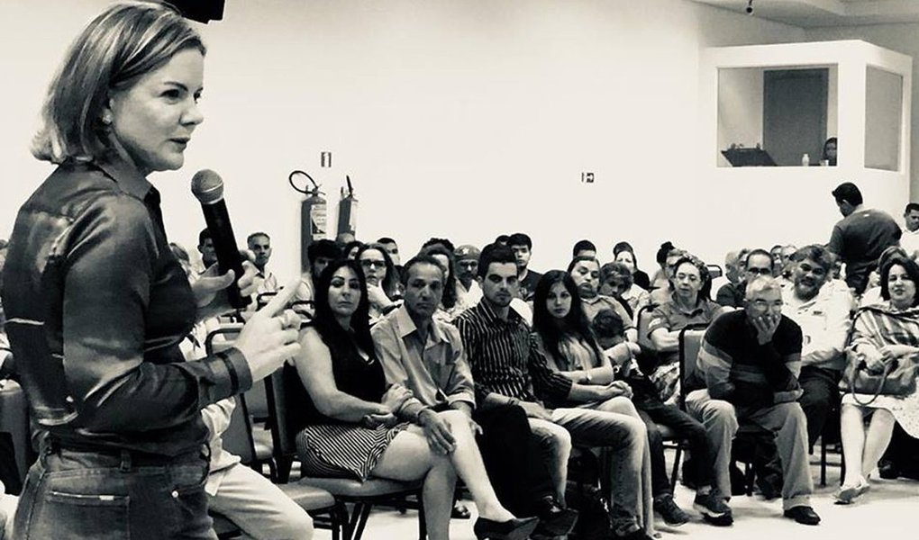A senadora Gleisi Hoffmann, presidente nacional do PT e uma das mais combativas militantes do partido, não se deixou abalar pela denúncia da procuradora-geral da República, Raquel Dodge, contra ela no âmbito da operação Lava Jato; sua resposta veio numa imagem, postada no Instagram e Facebook, em que aparece ao lado de dezenas de pessoas, que reforça o compromisso com a militância; "Participo, em Curitiba, de plenária com militantes e apoiadores do PT", disse a senadora; mais cedo, a Executiva Nacional do PT classificou de "totalmente falsa" a acusação de que Gleisi teria recebido R$ 1 milhão em propina para sua campanha ao Senado em 2010 (Foto: Aquiles Lins) A senadora Gleisi Hoffmann, presidente nacional do PT e uma das mais combativas militantes do partido, não se deixou abalar pela denúncia da procuradora-geral da República, Raquel Dodge, contra ela no âmbito da operação Lava Jato; sua resposta veio numa imagem, postada no Instagram e Facebook, em que aparece ao lado de dezenas de pessoas, que reforça o compromisso com a militância; "Participo, em Curitiba, de plenária com militantes e apoiadores do PT", disse a senadora; mais cedo, a Executiva Nacional do PT classificou de "totalmente falsa" a acusação de que Gleisi teria recebido R$ 1 milhão em propina para sua campanha ao Senado em 2010