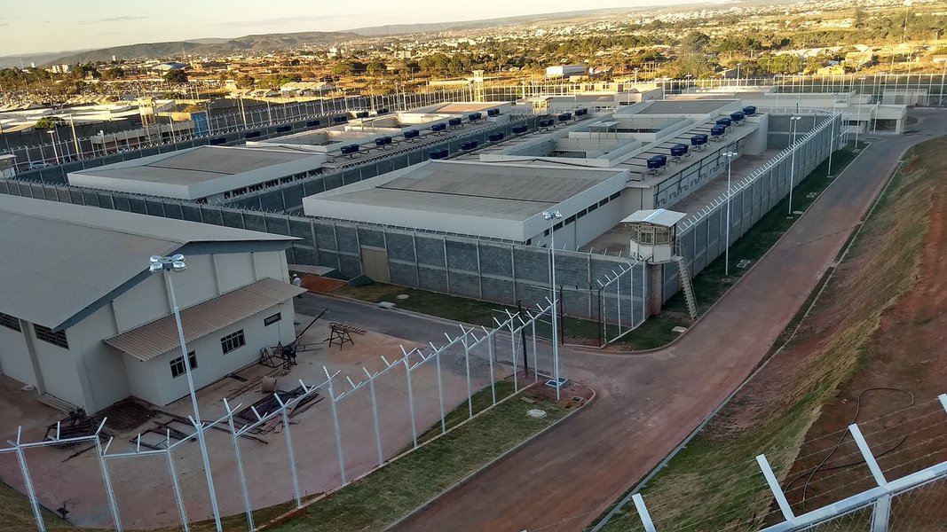 As obras de construção do presídio de Formosa, com capacidade para acolher até 300 presos, foram concluídas pela Agetop; o novo presídio de Anápolis está com 99% das obras concluídas e agora passa por uma pequena reforma de conclusão, em função de ter sido usado recentemente para abrigar presos rebelados do complexo prisional de Aparecida de Goiânia; os dois presídios ampliam a capacidade prisional de Goiás em 600 vagas (Foto: José Barbacena) As obras de construção do presídio de Formosa, com capacidade para acolher até 300 presos, foram concluídas pela Agetop; o novo presídio de Anápolis está com 99% das obras concluídas e agora passa por uma pequena reforma de conclusão, em função de ter sido usado recentemente para abrigar presos rebelados do complexo prisional de Aparecida de Goiânia; os dois presídios ampliam a capacidade prisional de Goiás em 600 vagas