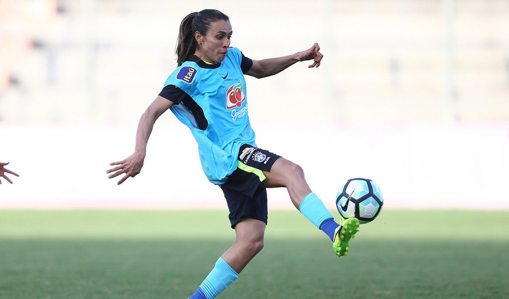 A alagoana Marta, eleita a melhor jogadora do mundo por cinco vezes, assinou contrato com o time americano Orlando Pride da Liga Nacional de Futebol Feminino dos Estados Unidos; estreia de Marta pelo novo time deverá acontecer no próximo dia 15, diante do Portland Thorns, jogando fora de casa (Foto: Voney Malta) A alagoana Marta, eleita a melhor jogadora do mundo por cinco vezes, assinou contrato com o time americano Orlando Pride da Liga Nacional de Futebol Feminino dos Estados Unidos; estreia de Marta pelo novo time deverá acontecer no próximo dia 15, diante do Portland Thorns, jogando fora de casa