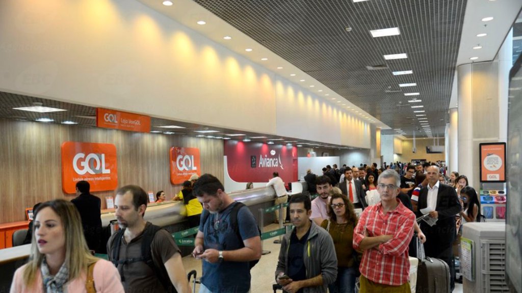 O Aeroporto Santos Dumont, na região central do Rio de Janeiro, foi reaberto nesta terça-feira (30) para pousos e decolagens às 8h30 da manhã e opera por instrumentos no momento; a estimativa é de 21 voos cancelados até as 11h; nenhum voo chegou a ser desviado para o Aeroporto Internacional Tom Jobim, mas passageiros com destino ao Rio foram realocados em voos para o Galeão (Foto: Leonardo Lucena) O Aeroporto Santos Dumont, na região central do Rio de Janeiro, foi reaberto nesta terça-feira (30) para pousos e decolagens às 8h30 da manhã e opera por instrumentos no momento; a estimativa é de 21 voos cancelados até as 11h; nenhum voo chegou a ser desviado para o Aeroporto Internacional Tom Jobim, mas passageiros com destino ao Rio foram realocados em voos para o Galeão