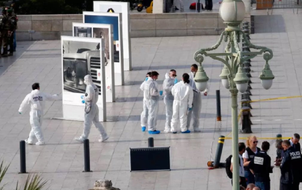 O grupo Estado Islâmico (EI) assumiu a autoria do assassinato de duas pessoas a facadas na estação de trem de Saint-Charles, em Marselha, no sudeste da França, em um comunicado divulgado pela agência de notícias Amaq, porta-voz da organização terrorista; o homem matou duas pessoas com uma faca na estação de trem; segundo depoimentos divulgados pela emissora pública de rádio "France Bleu Provence", o agressor teria gritado "Allahu akbar" - "Alá é grande", em árabe - ao realizar o ataque (Foto: José Barbacena) O grupo Estado Islâmico (EI) assumiu a autoria do assassinato de duas pessoas a facadas na estação de trem de Saint-Charles, em Marselha, no sudeste da França, em um comunicado divulgado pela agência de notícias Amaq, porta-voz da organização terrorista; o homem matou duas pessoas com uma faca na estação de trem; segundo depoimentos divulgados pela emissora pública de rádio "France Bleu Provence", o agressor teria gritado "Allahu akbar" - "Alá é grande", em árabe - ao realizar o ataque