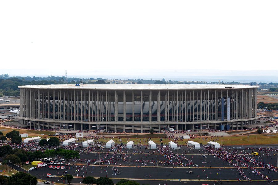 Um estudo feito pela Terracap apontou que o potencial de receita do estádio Mané Garrincha durante toda sua vida útil –cerca de 100 anos – será de "apenas R$ 171 milhões"; a informação consta de relatório da PF; como o valor de construção foi de R$ 1,5 bilhões e seu lucro pode chegar somente a R$ 171 milhões, o relatório apontou que o prejuízo estimado com o estádio é de R$ 1,3 bilhão; a PF indiciou 21 pessoas no suposto superfaturamento da obra, a mais cara da Copa do Mundo; dentre os indiciados, estão os ex-governadores do Distrito Federal Agnelo Queiroz e José Roberto Arruda (Foto: Leonardo Lucena) Um estudo feito pela Terracap apontou que o potencial de receita do estádio Mané Garrincha durante toda sua vida útil –cerca de 100 anos – será de "apenas R$ 171 milhões"; a informação consta de relatório da PF; como o valor de construção foi de R$ 1,5 bilhões e seu lucro pode chegar somente a R$ 171 milhões, o relatório apontou que o prejuízo estimado com o estádio é de R$ 1,3 bilhão; a PF indiciou 21 pessoas no suposto superfaturamento da obra, a mais cara da Copa do Mundo; dentre os indiciados, estão os ex-governadores do Distrito Federal Agnelo Queiroz e José Roberto Arruda