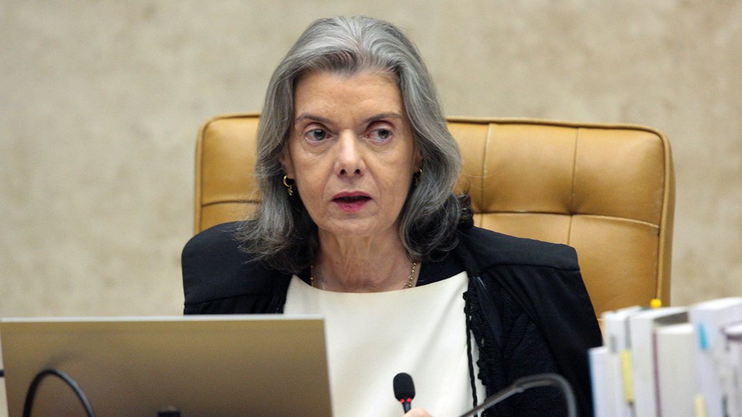 A presidente do Supremo Tribunal Federal (STF), ministra Cármen Lúcia, afirmou hoje (28) que dará "prioridade" de julgamento à ação sobre a necessidade de autorização legislativa para que a Corte aplique medidas cautelares contra parlamentares; "Será muito bom que a ação seja julgada prontamente", afirmou a ministra, ao anunciar que o assunto será levado a plenário "em breve"; para isso, resta apenas que o relator, ministro Edson Fachin, conclua seu voto e libere a ação para que seja pautada para julgamento (Foto: Aquiles Lins) A presidente do Supremo Tribunal Federal (STF), ministra Cármen Lúcia, afirmou hoje (28) que dará "prioridade" de julgamento à ação sobre a necessidade de autorização legislativa para que a Corte aplique medidas cautelares contra parlamentares; "Será muito bom que a ação seja julgada prontamente", afirmou a ministra, ao anunciar que o assunto será levado a plenário "em breve"; para isso, resta apenas que o relator, ministro Edson Fachin, conclua seu voto e libere a ação para que seja pautada para julgamento