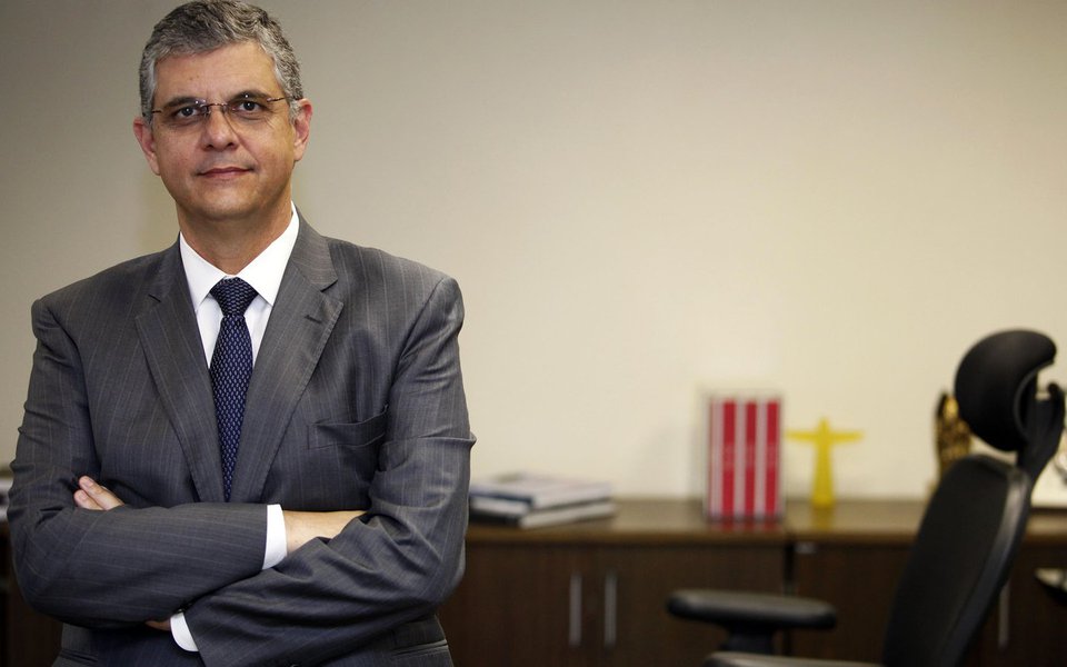 O Secretário de Fazenda e Planejamento, Gustavo Barbosa, confirmou que não trabalha com a hipótese de pagar, ainda nesta semana, o salário de agosto para os 74.725 servidores; o governo estadual deve R$ 384 milhões sobre o salário de agosto; "Não tenho essa expectativa. A gente trabalha todo dia para melhorar a receita. Mas, de forma muito transparente, não temos essa perspectiva", disse Barbosa (Foto: Leonardo Lucena) O Secretário de Fazenda e Planejamento, Gustavo Barbosa, confirmou que não trabalha com a hipótese de pagar, ainda nesta semana, o salário de agosto para os 74.725 servidores; o governo estadual deve R$ 384 milhões sobre o salário de agosto; "Não tenho essa expectativa. A gente trabalha todo dia para melhorar a receita. Mas, de forma muito transparente, não temos essa perspectiva", disse Barbosa