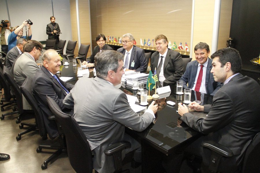 O governador Wellington Dias esteve, em Brasília, em audiência com o ministro da Integração Nacional, Helder Barbalho, para tratar do remanejamento de R$ 190 milhões que estão empenhados para a conclusão de obras no Piauí; os recursos que seriam destinados para a Barragem do Milagres agora serão remanejados para concluir outras obras; Dias esteve acompanhado do senador Ciro Nogueira, do deputado estadual Fernando Monteiro e do superintendente de representação do Estado em Brasília, Roberto Jonh (Foto: Leonardo Lucena) O governador Wellington Dias esteve, em Brasília, em audiência com o ministro da Integração Nacional, Helder Barbalho, para tratar do remanejamento de R$ 190 milhões que estão empenhados para a conclusão de obras no Piauí; os recursos que seriam destinados para a Barragem do Milagres agora serão remanejados para concluir outras obras; Dias esteve acompanhado do senador Ciro Nogueira, do deputado estadual Fernando Monteiro e do superintendente de representação do Estado em Brasília, Roberto Jonh